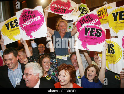 Mitglieder der KAMPAGNE YES feiern den Sieg beim Referendum über den Vertrag von Lissabon vor dem Dublin Castle. Stockfoto