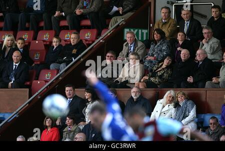 Birmingham City-Mitbesitzer David Sullivan (links von der Mitte) mit seiner Familie, Burnley-Vorsitzender Barry Kilby (Mitte, 2. Reihe von oben), Burnley-Chef Paul Fletcher (3. Von rechts, oberste Reihe) mit Premier League-Cheif-Chef Richard Scudamore (2. Von rechts, oberste Reihe) während des Spiels in der Tribüne Stockfoto