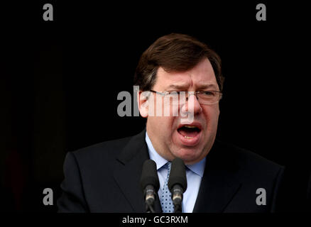 Taoiseach Brian Cowen bei Regierungsgebäuden heute, wo der Vertrag von Lissabon heute in Irland ratifiziert wird, was eine enorme Umkehr des letzten Ergebnisses zeigt. DRÜCKEN SIE VERBANDSFOTO. Bilddatum: Samstag, 3. Oktober 2009. SIEHE PA STORY:IRISH LISBON.Bildnachweis sollte lauten: Julien Behal/PA Wire Stockfoto