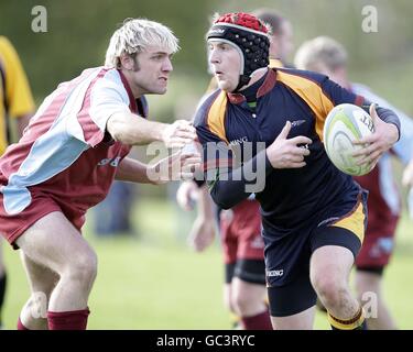 Rugby Union - Scottish Hydro East - St. Boswells / Queensferry - St. Boswells. Andrew Donaldson von St Boswells (links) stellt sich im Scottish Hydro East 2-Spiel in St. Boswells, Melrose, gegen Allan Carson Jr von Queensferry vor. Stockfoto