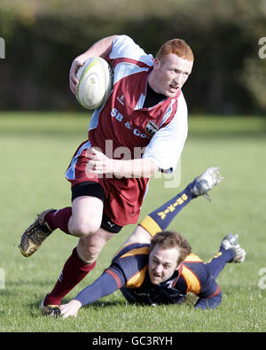 St Boswells' Barry Wood (links) verlässt Queensferry's Jack Cowan (rechts) im Scottish Hydro East 2 Match in St Boswells, Melrose. Stockfoto