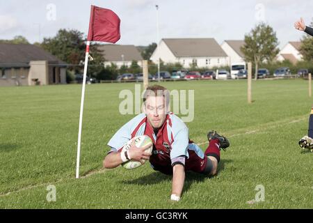 Paul Scott von St Boswells versucht es im Scottish Hydro East 2-Spiel in St. Boswells, Melrose. Stockfoto