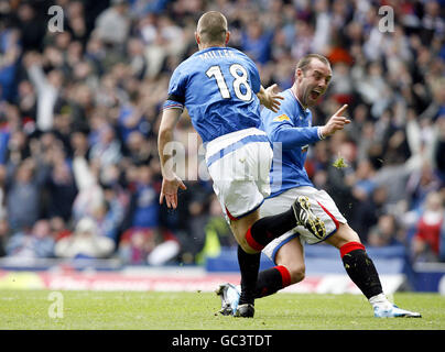 Kenny Miller der Rangers feiert mit Kris Boyd, nachdem er das Eröffnungstreffer beim Spiel der Clydesdale Bank Scottish Premier League in Ibrox, Glasgow, erzielt hat. Stockfoto