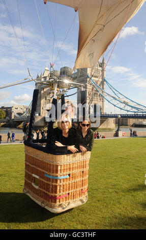 Lisa Butcher und Tochter Amber machen eine Fahrt im Heißluftballon am Potters Field bei der Tower Bridge in London. Stockfoto