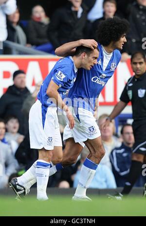 Fußball - Barclays Premier League - Everton gegen Stoke City - Goodison Park. Evertons Leon Osman (links) feiert mit seiner Teamgefährtin Marouane Fellaini, nachdem er seine Seiten beim Ausgleich des Tores erzielt hatte Stockfoto