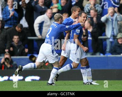 Everton's Leon Osman (rechts) feiert mit seinen Teamkollegen danach Scoring seine Seiten Ausgleich Tor Stockfoto