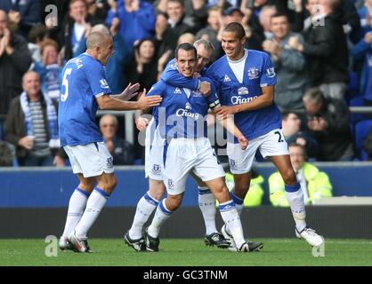 Everton's Leon Osman (Mitte) feiert mit seinen Teamkollegen danach Scoring seine Seiten Ausgleich Tor Stockfoto