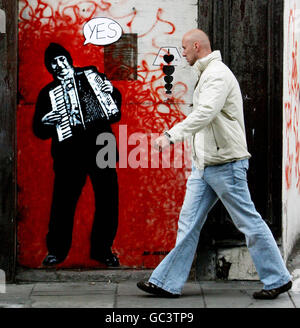 Ein Mann geht an Graffiti des berühmten französischen Künstlers Jef Aerosol in der Francis Street, Dublin, vorbei, am Tag, nachdem Irland mit Ja zum Vertrag von Lissabon gestimmt hatte. Stockfoto