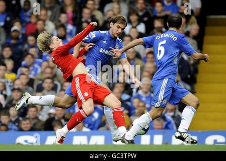 Fußball - Barclays Premier League - Chelsea gegen Liverpool - Stamford Bridge. Liverpools Fernando Torres (links) geht nach einer Herausforderung durch den Chelsea-Künstler Branislav Ivanovic an den Boden Stockfoto