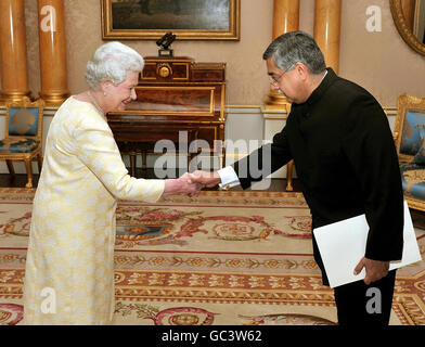 Königin Elizabeth II. Schüttelt die Hände vor dem Hochkommissar von Indien, Herrn Nalin Surie, als er während einer privaten Audienz mit Ihrer Majestät im Buckingham Palace seine Kommissionsbriefe vorlegte. Stockfoto