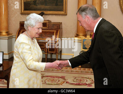 Königin Elizabeth II. Schüttelt seine Exzellenz, den ehrenwerten Peter Underwood AC, den Gouverneur von Tasmanien, bei einer privaten Audienz mit Ihrer Majestät im Buckingham Palace die Hände. Stockfoto