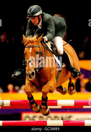 Reiten - Horse of the Year Show 2009 - Tag zwei - Birmingham NEC. Shane Breen reitet auf Dorada auf seinem Weg zum Gewinn der Grandstand Welcome Stakes auf der Horse of the Year Show 2009 im NEC in Birmingham. Stockfoto