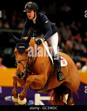 Reiten - Horse of the Year Show 2009 - Tag zwei - Birmingham NEC. Die US-Amerikanerin Laura Kraut auf Olmifon D'as während der Grandstand Welcome Stakes während der Horse of the Year Show 2009 im NEC in Birmingham. Stockfoto