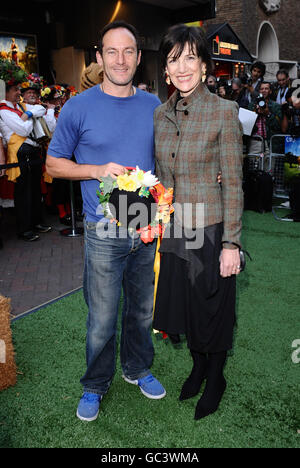 Jason Isaacs und Harriet Walter bei der Premiere von „Morris, A Life with Bells On“ im Prince Charles Cinema am Leicester Square im Zentrum von London. DRÜCKEN SIE VERBANDSFOTO. Bilddatum: Donnerstag, 24. September 2009. Das Foto sollte lauten: Ian West/PA Wire Stockfoto