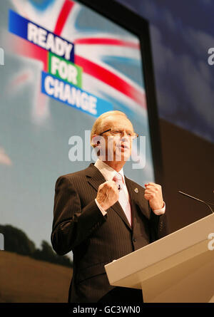 Der Vorsitzende der Ulster Unionist Party, Sir Reg Empey, hält seine Rede vor den Delegierten während der Konferenz der Konservativen Partei in Manchester. Stockfoto