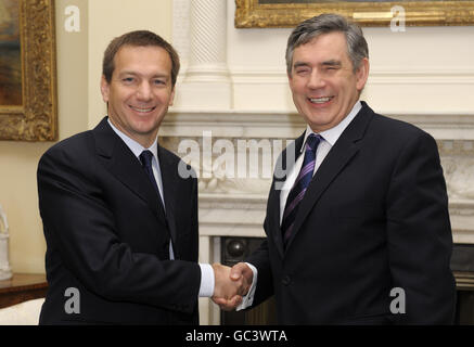 Der britische Premierminister Gordon Brown trifft den ungarischen Premierminister Gordon Bajnai (links) in der Downing Street 10 in London. Stockfoto