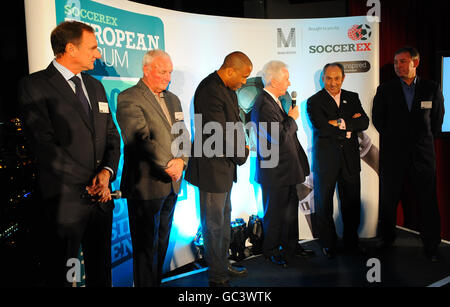 Die ehemaligen Fußballer Phil Thompson (links) Glyn Pardoe (2. Links), John Barnes, Ossie Ardiles (2. Rechts) und Bryan Robson (rechts) sprechen mit Gästen des Soccerex European Launch zusammen mit dem Daily Mail-Sportkolumnisten Jeff Powell (2. Rechts) Stockfoto