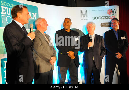 Die ehemaligen Fußballer Phil Thompson (links) Glyn Pardoe (2. Links), John Barnes und Bryan Robson (rechts) sprechen mit den Gästen des Soccerex European Launch zusammen mit dem Sportkolumnist Jeff Powell (2. Rechts) Stockfoto