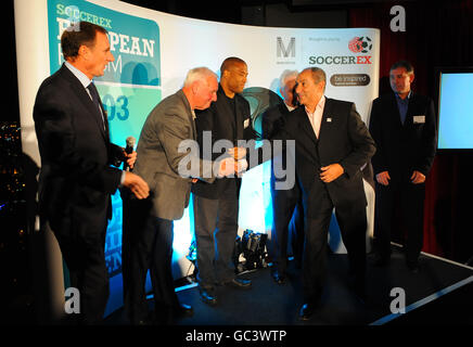 Die ehemaligen Fußballer Phil Thompson (links) Glyn Pardoe (2. Links), John Barnes, Ossie Ardiles (2. Rechts) und Bryan Robson (rechts) sprechen mit Gästen des Soccerex European Launch zusammen mit dem Daily Mail-Sportkolumnisten Jeff Powell (2. Rechts) Stockfoto