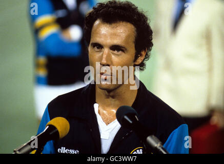 New York Cosmos' Franz Beckenbauer spricht vor dem Spiel Stockfoto