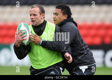 Glasgow Warriors' Hefin O'Hare (rechts) und Dave McCall während einer Trainingseinheit im Firhill Stadium, Glasgow. Stockfoto