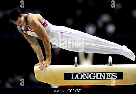 Gymnastik - Turn-Weltmeisterschaften 2009 - O2 Arena. Der Großbritanniens Kristian Thomas tritt während der Turnweltmeisterschaften in der O2 Arena in London auf dem Pommel Horse an. Stockfoto