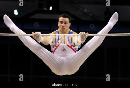 Der Großbritanniens Kristian Thomas tritt bei den Turnweltmeisterschaften in der O2 Arena in London an der High Bar an. Stockfoto