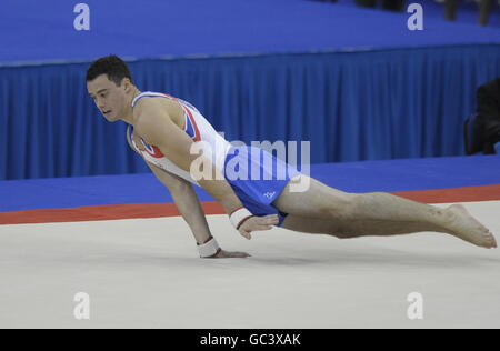 Der britische Kristian Thomas führt seine Bodenroutine während der Turnweltmeisterschaften in der O2 Arena in London durch. Stockfoto