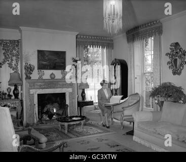 Fotografiert in ihrem georgianischen Zuhause, Winkfield Place, in der Nähe von Windsor, ist die berühmte Floristin und Autorität für florale Designs, Frau Constance Spry. Stockfoto