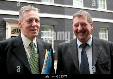 Der erste Minister für Nordirland, Peter Robinson (links), mit Finanzminister Sammy Wilson vor der Downing Street 10 nach Gesprächen mit Gordon Brown. Stockfoto