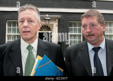 Der erste Minister für Nordirland, Peter Robinson (links), mit Finanzminister Sammy Wilson vor der Downing Street 10 nach Gesprächen mit Gordon Brown. Stockfoto