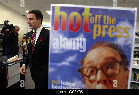 SNP-Kandidat David Kerr auf dem Milton Community Campus, wo er von SNP-Führer und erster Minister Alex Salmond MSP für den Start ihrer Glasgow North East Nachwahlkampagne begleitet wurde. Stockfoto