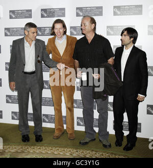 George Clooney (links) und Regisseur Wes Anderson, Bill Murray und Jason Schwartzman während einer Fotozelle für „Fantastic Mr Fox“ im Dorchester Hotel im Zentrum von London. Stockfoto