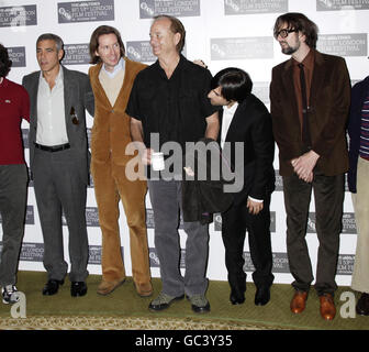 (Von links nach rechts) George Clooney, der Regisseur Wes Anderson, Bill Murray, Jason Schwartzman und Jarvis Cocker während einer Fotozelle für „Fantastic Mr Fox“ im Dorchester Hotel im Zentrum von London. Stockfoto