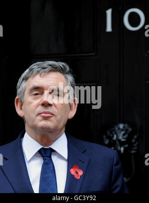 Premierminister Gordon Brown steht heute vor der Downing Street 10 in London mit seinem Mohn, den er vom Black Watch-Soldaten Private Wayne Hardy im Namen von Poppy Scotland erhalten hat. Stockfoto