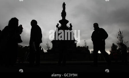 Mitglieder der Öffentlichkeit passieren nach einer Restaurierung aus dem Jahr 500,000 den silhouettierten Stewart Memorial Fountain im Kelvingrove Park, Glasgow. Stockfoto