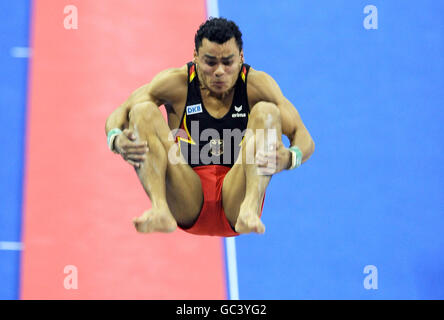 Der deutsche Matthias Ffahrig tritt während der Gymnastik-Weltmeisterschaft in der Londoner Arena 02 am Gewölbe an Stockfoto