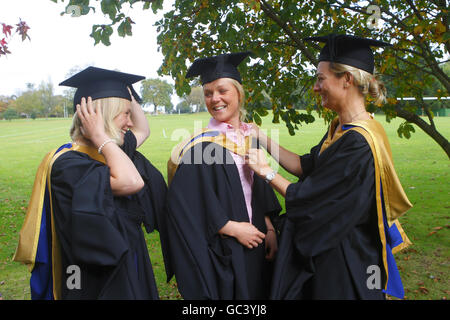 Von links richten Sarah Ayton, Pippa Wilson und Sarah Webb ihre Gewänder an der Chichester University aus, bevor sie den Ehrenmaster der Wissenschaften erhalten. Das Team, bekannt als die drei Blondinen in einem Boot gewann Gold bei den Olympischen Spielen in Peking in der yngling-Klasse. Webb und Ayton gewannen auch Gold vier Jahre zuvor Segeln mit Shirley Robertson. Stockfoto