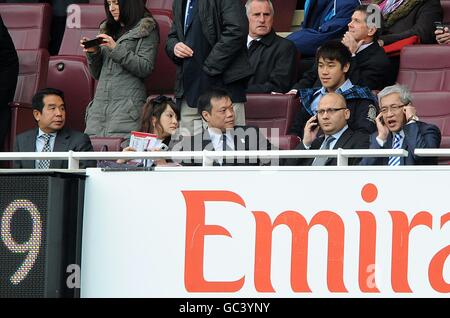 (Von links nach rechts) Carson Yeung (Eigentümer und Präsident von Birmingham City), Vico Hui (Vorsitzender), Peter Pannu (stellvertretender Vorsitzender) und Sammy Yu (stellvertretender Vorsitzender) auf den Tribünen im Emirates Stadium Stockfoto