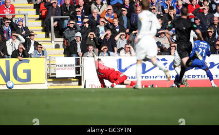 Colin Samuel von St Johnstones erzielt beim Spiel der Clydesdale Bank Scottish Premier League im McDiarmid Park, Perth, das erste Tor des Spiels seiner Seite. Stockfoto