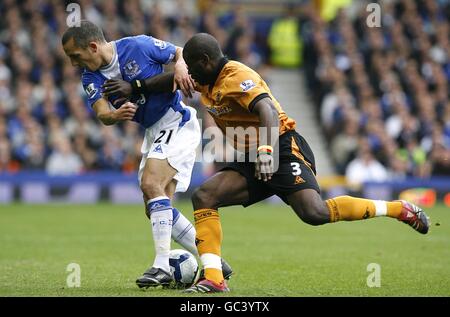 Fußball - Barclays Premier League - Everton gegen Wolverhampton Wanderers - Goodison Park. Evertons Leon Osman (links) und Wolverhampton Wanderers' George Elokobi (rechts) in Aktion Stockfoto