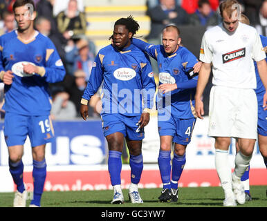 Colin Samuel von St. Johnstones (Mitte links) erzielt beim Spiel der Clydesdale Bank Scottish Premier League im McDiarmid Park, Perth, das erste Tor seiner Seite. Stockfoto