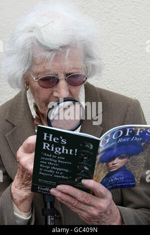 Rennfahrerin Mary Bell aus Newbridge, Co.Kildare studiert die Rennkarte während des Goffs Millions Race Day auf der Curragh Racecourse, Irland. Stockfoto