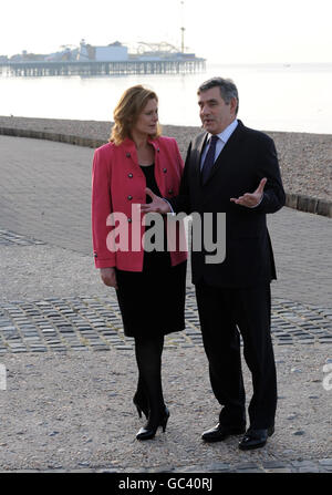 Der britische Premierminister Gordon Brown und seine Frau Sarah stehen heute früh am Morgen vor dem Beginn des zweiten Tages der Jahreskonferenz der Labour Party im Brighton Centre am Meer in Brighton. Stockfoto