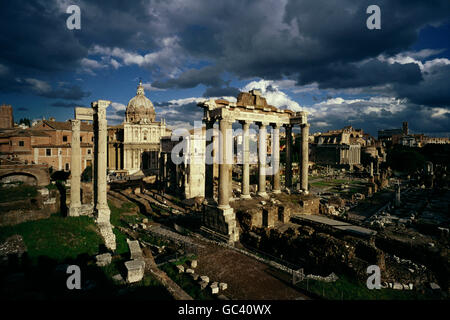 Rom. Italien. Das Forum Romanum (Foro Romano). Vordergrund L-R, der Tempel des Vespasian die Kirche Santi Luca e Martina, Bogen, der Stockfoto