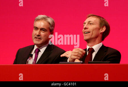 Iain Gray (links), Labour's Leader im schottischen Parlament mit dem schottischen Sekretär Jim Murphy während der Labour Party Konferenz im Brighton Center, Brighton, East Sussex. Stockfoto