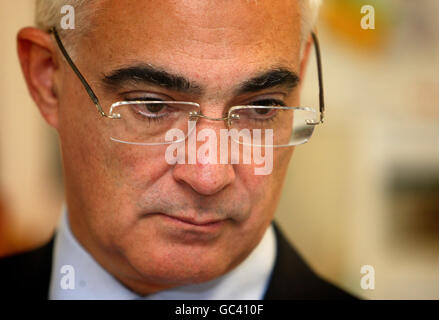 Kanzlerin Alistair Darling bei einem Besuch des Kreisel-Gemeindezentrums während der Labour Party Konferenz in Brighton, Sussex. Stockfoto