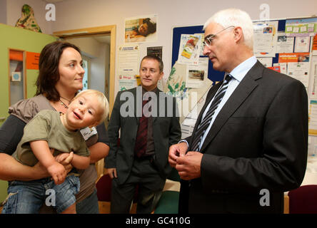 Kanzlerin Alistair Darling trifft Eltern und Kinder bei einem Besuch im Kreisel-Gemeindezentrum während der Labour Party Konferenz in Brighton, Sussex. Stockfoto