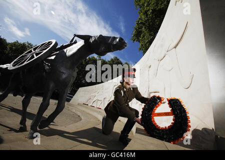 Gunner Lane, ein dienender Gunner mit der Kings Truppe, Royal Horse Artillery bereitet sich darauf vor, einen Kranz an Londons Tieren in war Memorial zu legen, um die Brooke's Remember the Horse Heroes Kampagne zu unterstützen. Stockfoto