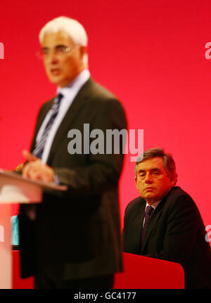 Premierminister Gordon Brown beobachtet die Rede des Schatzkanzlers Alistair Darling während der Konferenz der Labour Party im Brighton Center, Brighton, East Sussex. Stockfoto